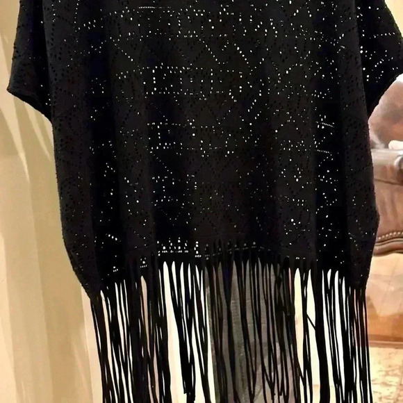 Ya Los Angeles black top with fringe-cut out pattern-worn once-size M - Picture 4 of 5